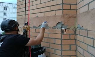 Обследование фасада здания в Камне-на-Оби в октябре